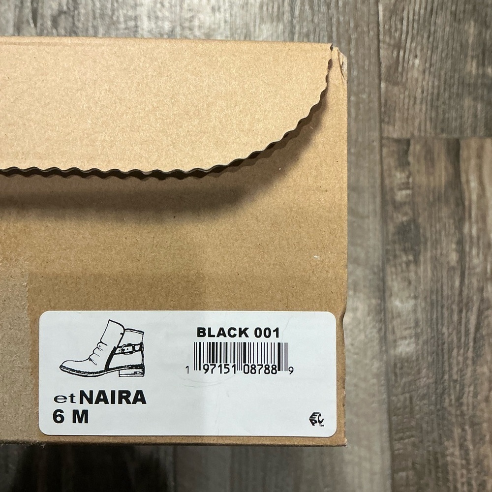 Earth Black Ankle Booties with Buckle Detail Size 6 - Picture 11 of 12